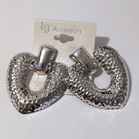 Silver Metal Hammered Earrings‎ - Picture 1 of 4